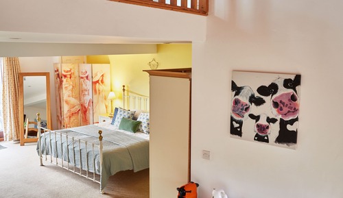 Suite, Ensuite (Large Shower)