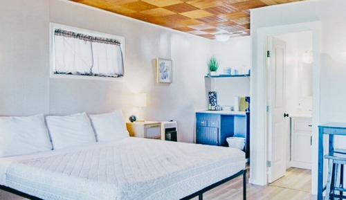 Single Room, 1 King Bed, Kitchenette