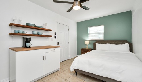 Deluxe Studio, 1 Queen Bed, Non Smoking, Pets Allowed