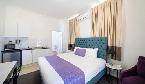 Superior Suite, 1 King Bed, Kitchenette