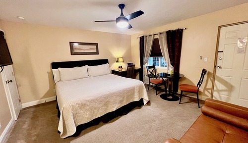 Standard Room, 1 King Bed, Garden View