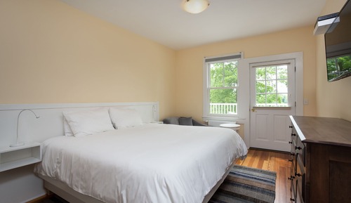 Deluxe Double Room, 1 King Bed, Private Bathroom, Lake View