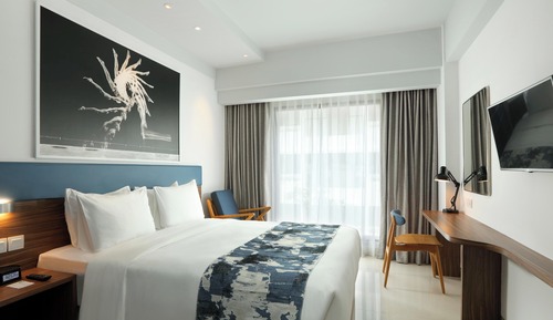 Standard Room, 1 Queen Bed (Free Breakfast & Airport Shuttle)