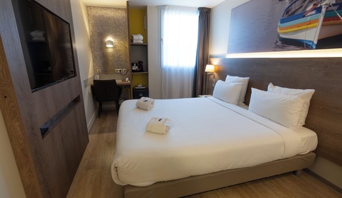 Superior Room, 1 King Bed, Non Smoking, Pool View