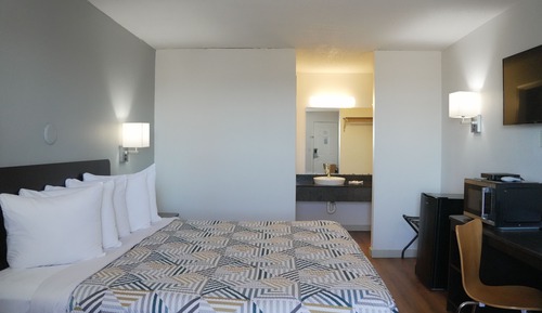 Deluxe Room, 1 King Bed, Non Smoking, Refrigerator & Microwave