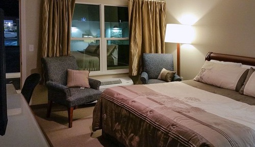 Standard Room, 1 Queen Bed, Refrigerator, Mountain View