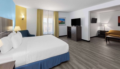 Deluxe Suite, 1 King Bed, Accessible, Non Smoking (Mobility/Hearing, Tub w/ Grab Bars)