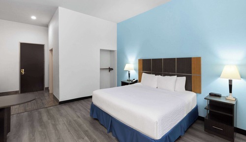 Room, 1 King Bed, Accessible, Non Smoking (Mobility/Hearing, Tub w/ Grab Bars)