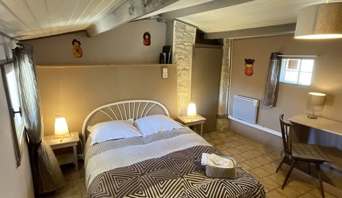 Double Room, Shared Bathroom (Châtaigne)