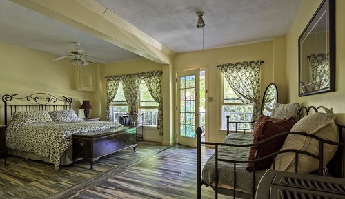 Standard Room, 1 Queen Bed, Private Bathroom