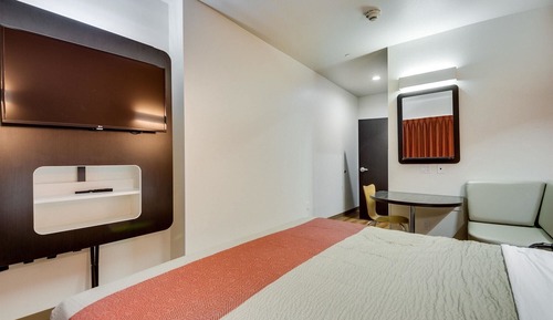 Deluxe Room, 1 King Bed, Accessible Bathtub, Non Smoking
