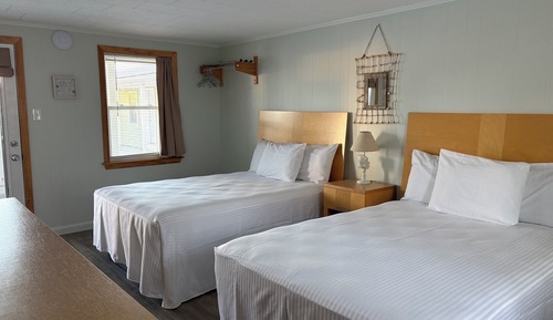 Motel #7 – Single room with refrigerator, microwave & coffeemaker