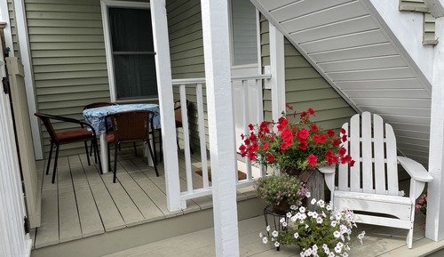 Apartment #2 - 1 bedroom, full kitchen, private deck, 1st floor