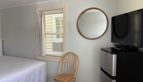 Cabin C – 2 room kitchenette w/fenced in patio