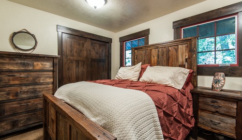 Romantic Cabin, 2 Bedrooms, River View, Mountainside