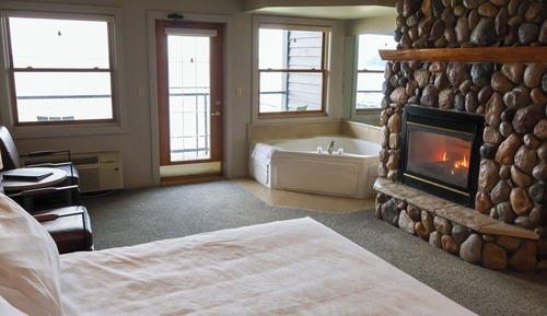 Lakeside Lodge King with Jacuzzi