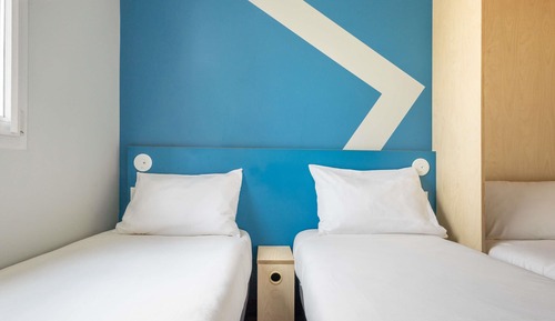 Triple room with 2 single beds and 1 extra single bed