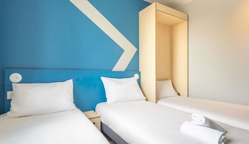 Triple room with 2 single beds and 1 extra single bed