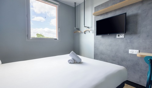 Room with 1 Queen size bed and 1 extra single bed