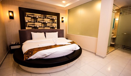 VIP Room with Jacuzzi 