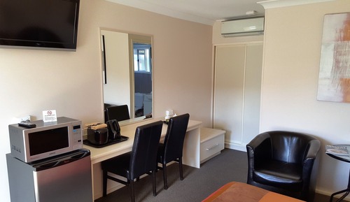 Queen Deluxe (Upstairs or Downstairs)