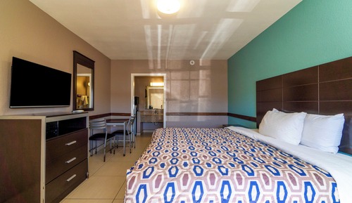 Room, 1 King Bed, Smoking