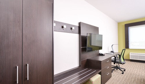 Suite, 1 King Bed with Sofa bed, Accessible (Mobility Tub)