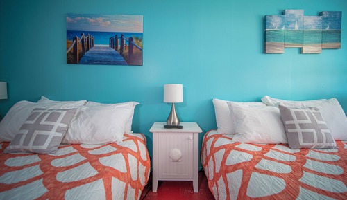 Vintage Decor 2 Queen Bed Ocean View