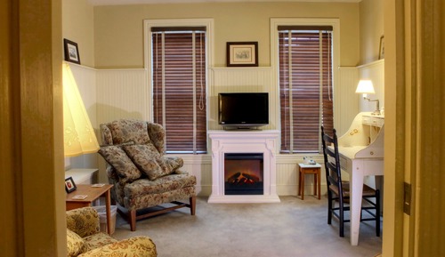 Deluxe Suite, 1 Queen Bed, Private Bathroom