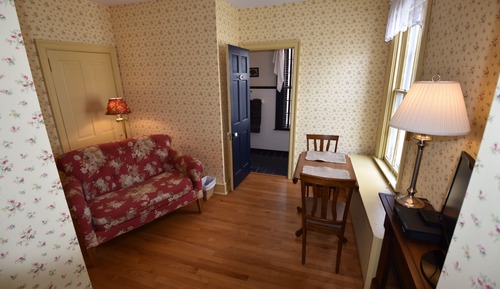 Suite, 1 Queen Bed, Private Bathroom