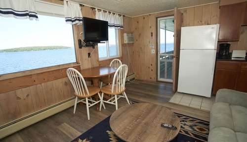 Suite, 1 Queen Bed, Kitchenette, Lake View