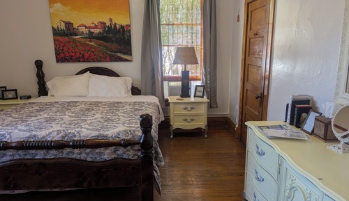 Pet-friendly, Shared Bath, King bed, w/View