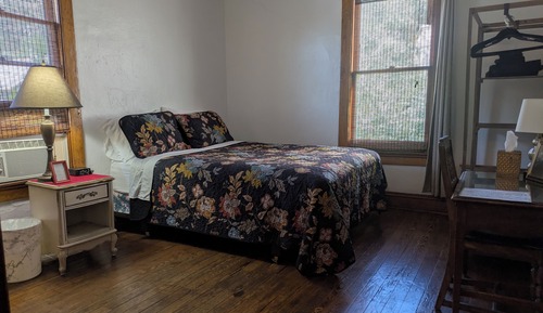 Private Bath, Queen Bed