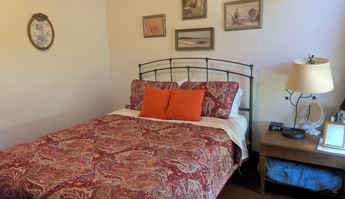 Shared Bath, Queen Bed