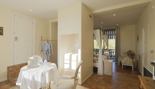 Deluxe Suite, 1 Double Bed, Kitchenette, River View