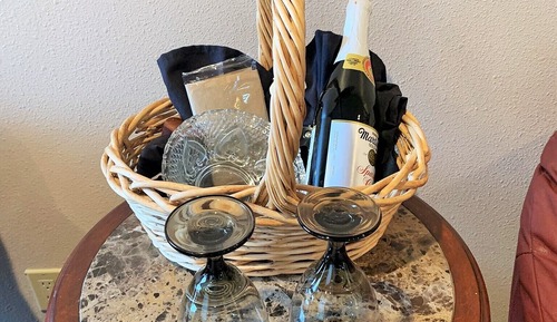 Suite, 1 Queen Bed, Hot Tub (Pet Friendly)