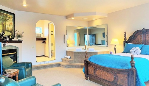 Suite, 1 Queen Bed, Hot Tub