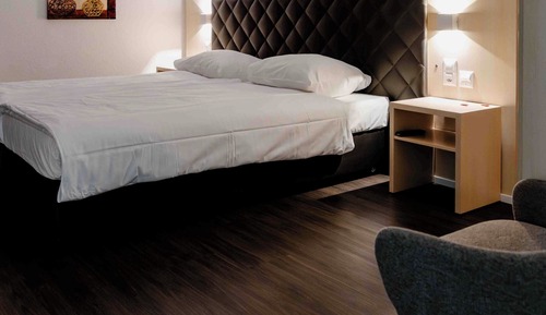 Deluxe Studio, 2 Twin Beds, Roll-in Shower, Kitchen