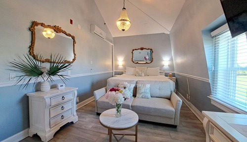 Deluxe Room, 1 King Bed, Bathtub