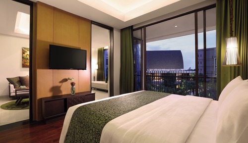 Suite, 1 Queen Bed, Pool View
