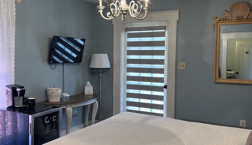 Standard Room, 1 Queen Bed (Case; 2nd floor-stairs only)