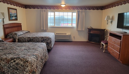 Jetted Tub, 2 Queen Beds