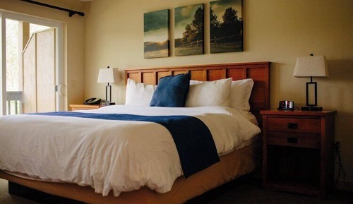 Deluxe Room, 1 King Bed, Non Smoking, Balcony