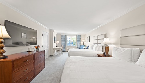 Deluxe Double Queen Lake Ave. (with Shower)
