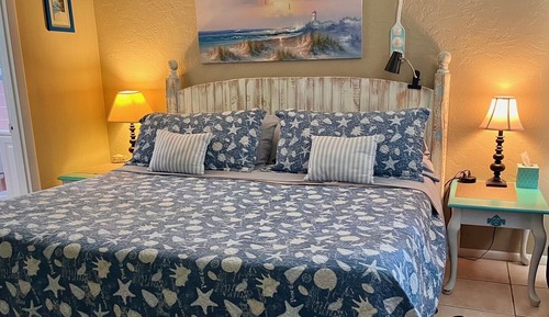 Comfort Room, 1 King Bed, Kitchenette