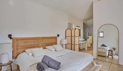 Comfort Room, 1 King Bed, Balcony, Pool View