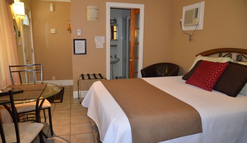 Deluxe Room, 1 Queen Bed, Bathtub