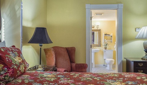 5 Deluxe double, Queen fireplace