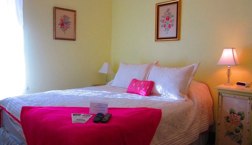 Standard Room, 1 Queen Bed, Shared Bathroom (Room 1) 