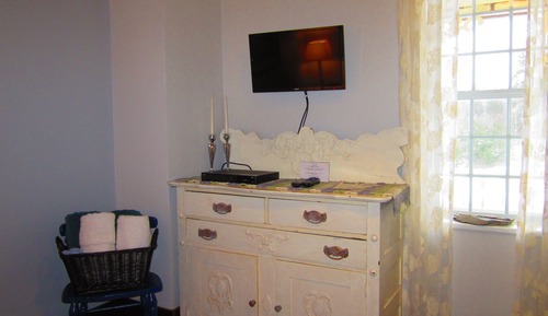 Standard Room, 1 Queen Bed, Shared Bathroom (Room 4)